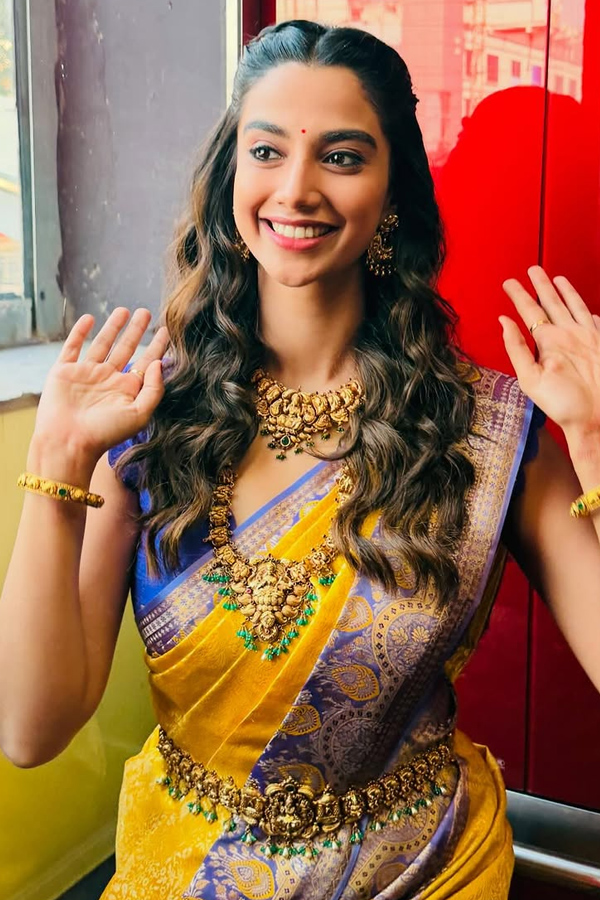 Actress Meenakshi Chaudhary Funniest Moments Photos19