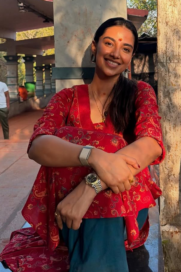 Actress Meenakshi Chaudhary Funniest Moments Photos4