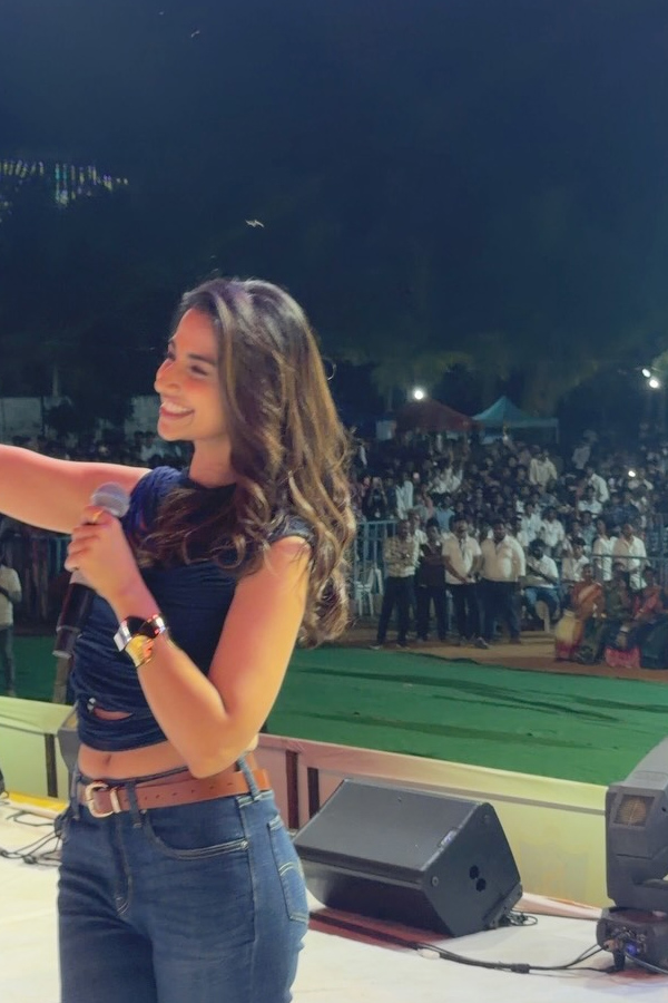 Actress Meenakshi Chaudhary Funniest Moments Photos5