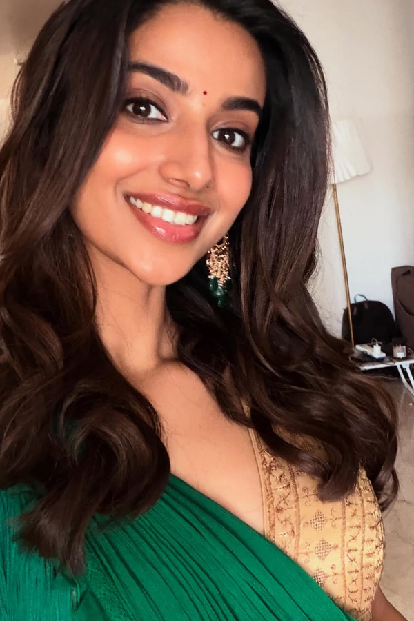 Actress Meenakshi Chaudhary Funniest Moments Photos7