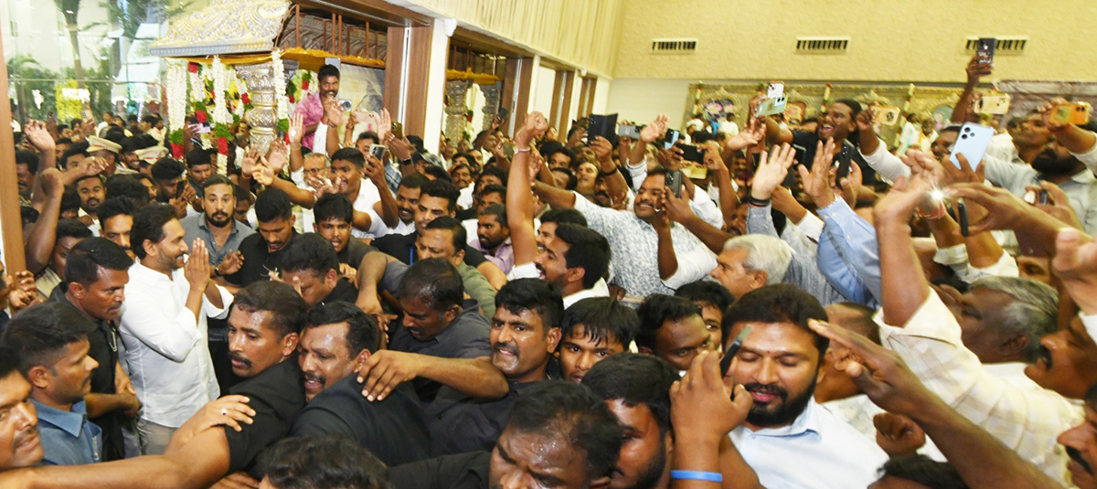 YS Jagan Receives Grand Welcome At Nellore Tour17