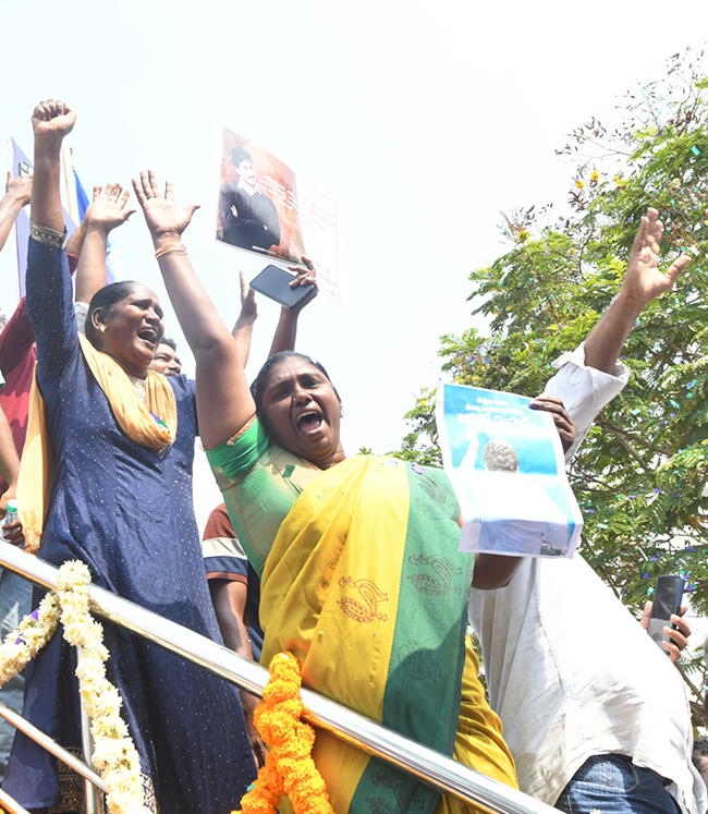 YS Jagan Receives Grand Welcome At Nellore Tour21