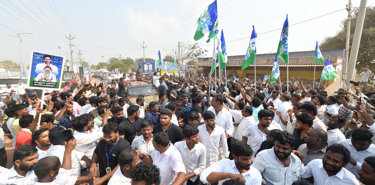 YS Jagan Receives Grand Welcome At Nellore Tour22