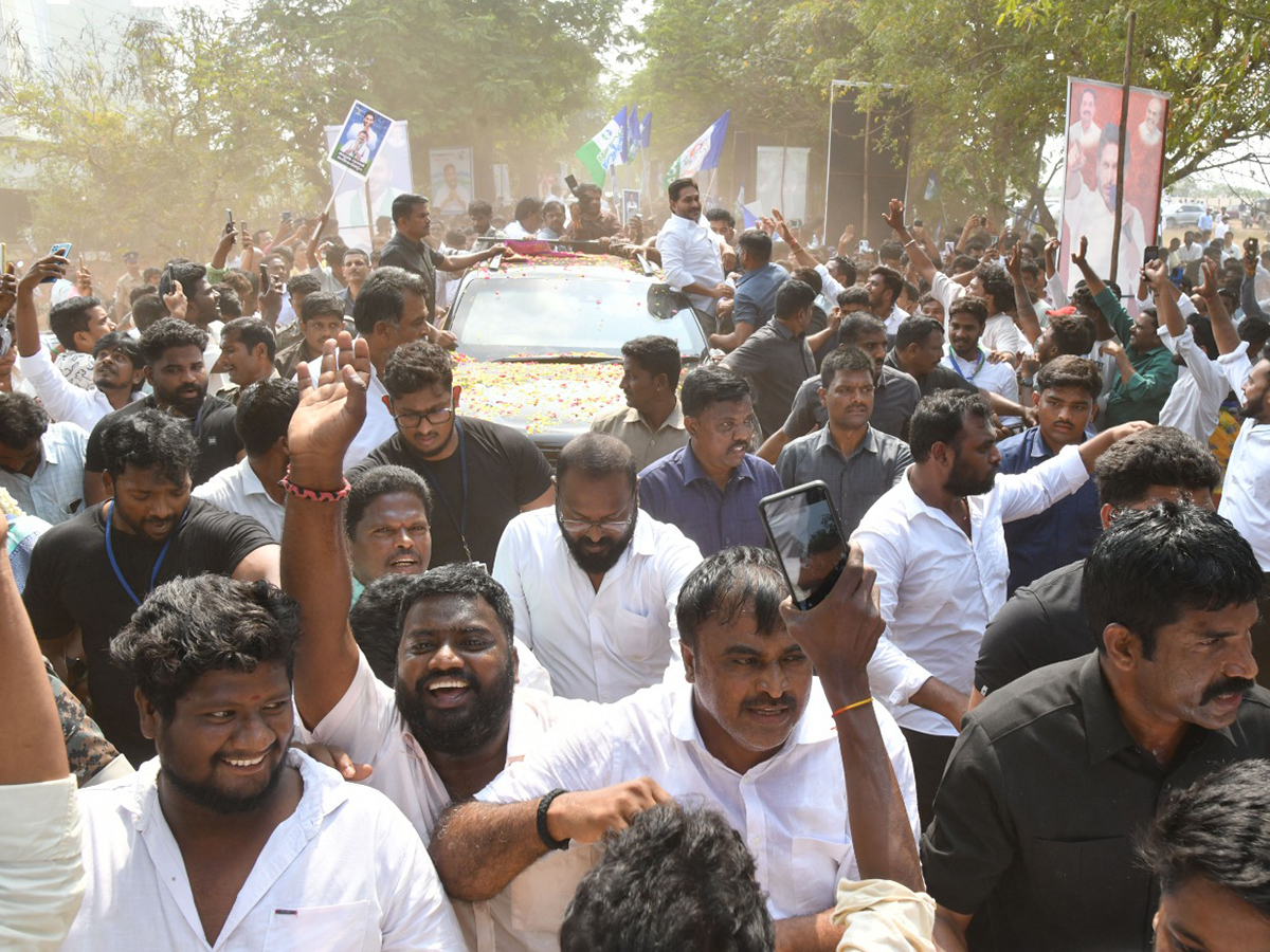 YS Jagan Receives Grand Welcome At Nellore Tour26