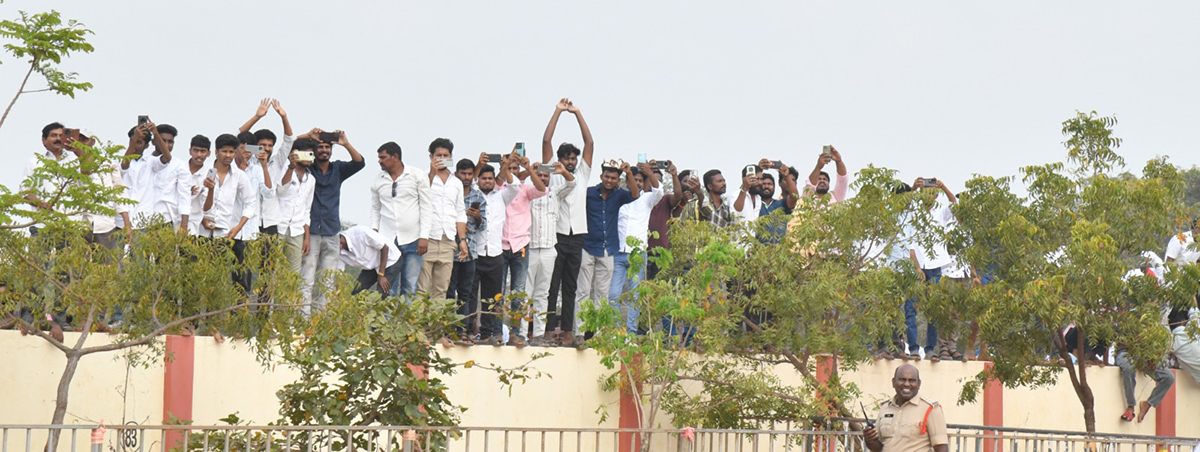 YS Jagan Receives Grand Welcome At Nellore Tour28