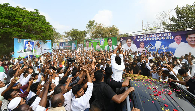 YS Jagan Receives Grand Welcome At Nellore Tour33