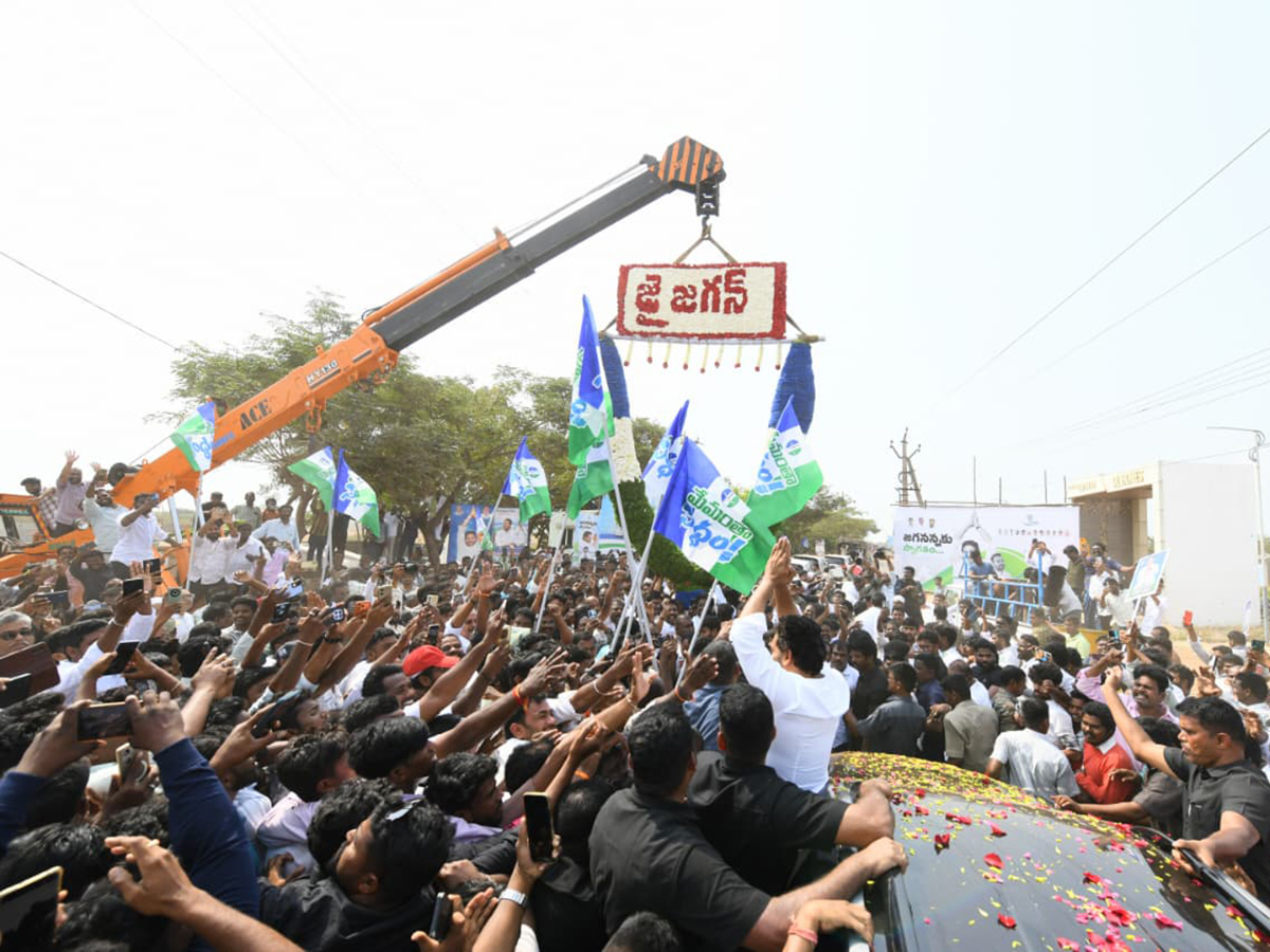 YS Jagan Receives Grand Welcome At Nellore Tour36
