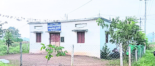 ● అద్దె ఇళ్లలో కొనసాగుతున్న  తహసీల్దార్‌ కార్యాలయాలు ● 1