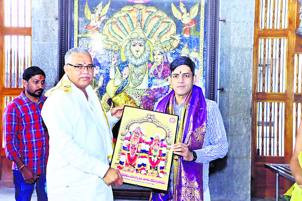 యాదగిరీశుడిని దర్శించుకున్న కలెక్టర్‌1