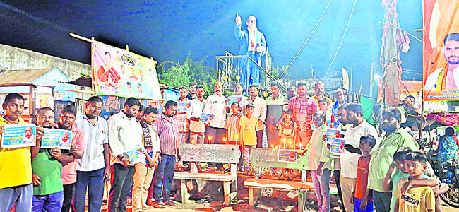 కొవ్వొత్తులతో ర్యాలీ
3