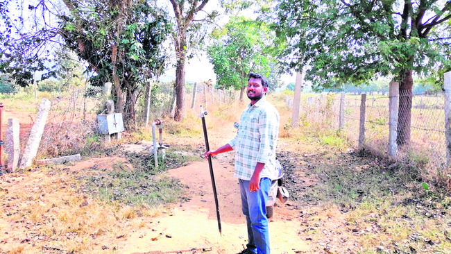 ప్రభుత్వాధికారి భూమాయ1