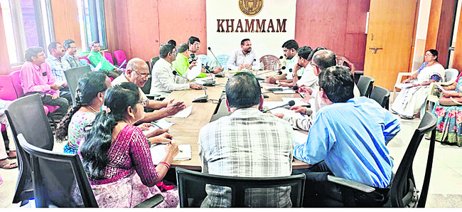 ప్రశ్నలు వేసి  జవాబులు రాబడుతూ..
1