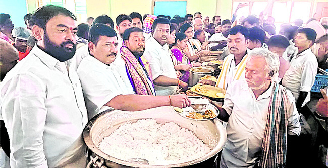 యార్డులో రైతులకు ఉచిత భోజనం ప్రారంభం 
2