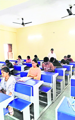 కొవ్వొత్తులతో ర్యాలీ
2