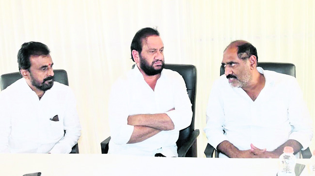 తలశిల రఘురామ్‌కు ప్రసన్న పరామర్శ1