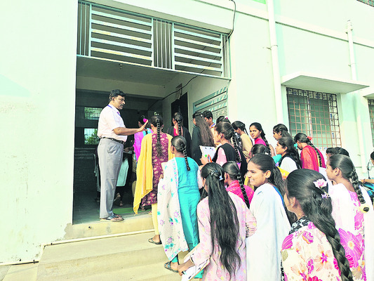 పరీక్షల నిర్వహణలో అప్రమత్తంగా ఉండాలి 1