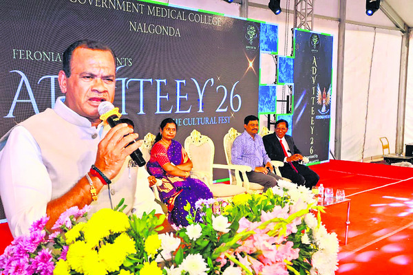 వైద్యులు మానవత్వంతో పనిచేయాలి1