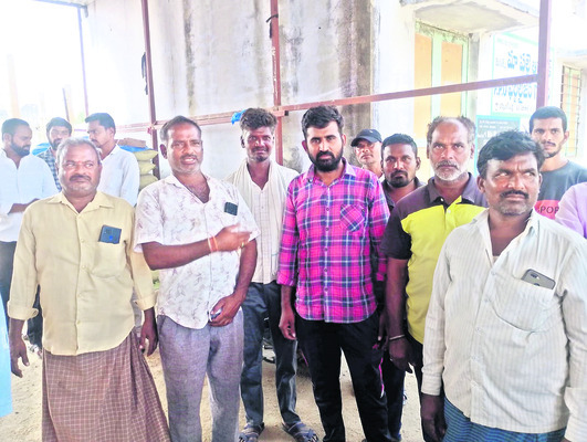 అధికారుల తప్పిదం.. రైతుల ఆందోళన1