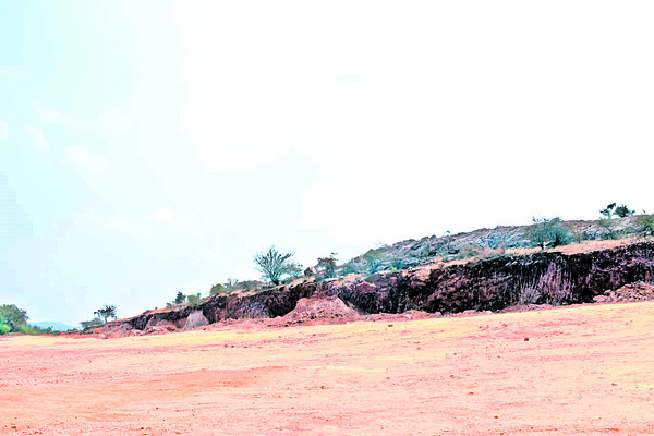 రెచ్చిపోతున్న మట్టి మాఫియా! 1