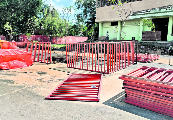 అధిక రేట్లు.. అనర్హులతో పనులు! 1