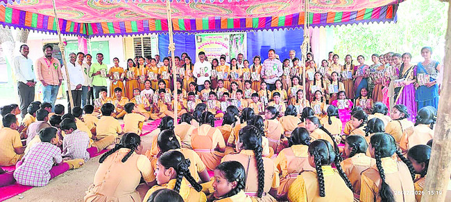 కానిస్టేబుళ్లకు రివార్డులు1