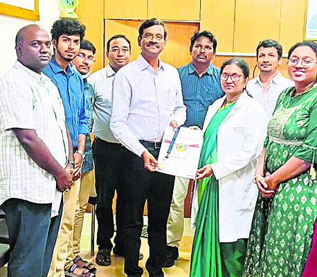 ప్రొఫెసర్‌ లోక్‌నాఽథ్‌కు గోల్డ్‌ మెడల్‌ 1