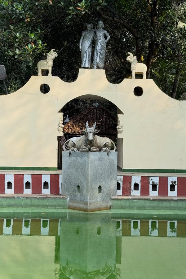 Actor Aadhi Pinisetty And Nikkigalrani couple visited Kumbakonam And Thanjavur temples PHotos16