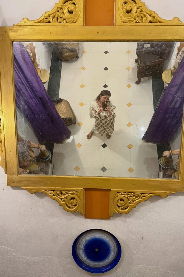 Actor Aadhi Pinisetty And Nikkigalrani couple visited Kumbakonam And Thanjavur temples PHotos17