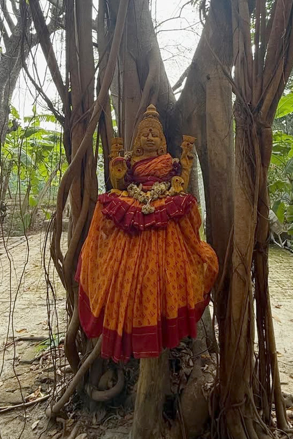 Actor Aadhi Pinisetty And Nikkigalrani couple visited Kumbakonam And Thanjavur temples PHotos20