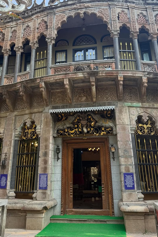 Actor Aadhi Pinisetty And Nikkigalrani couple visited Kumbakonam And Thanjavur temples PHotos4