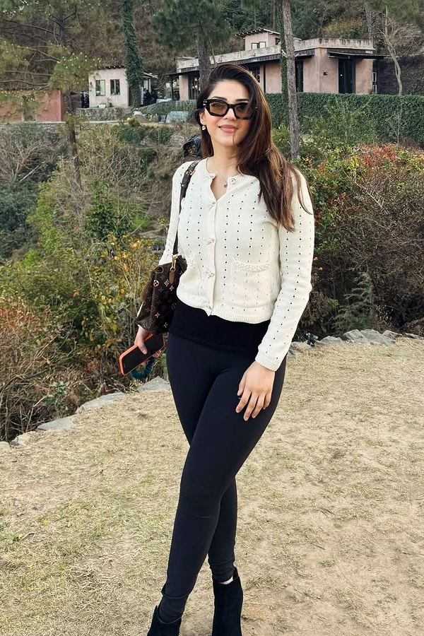 Actress Mehreen Pirzada enjoying vacation Photos3