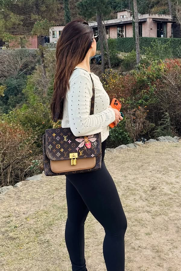 Actress Mehreen Pirzada enjoying vacation Photos5