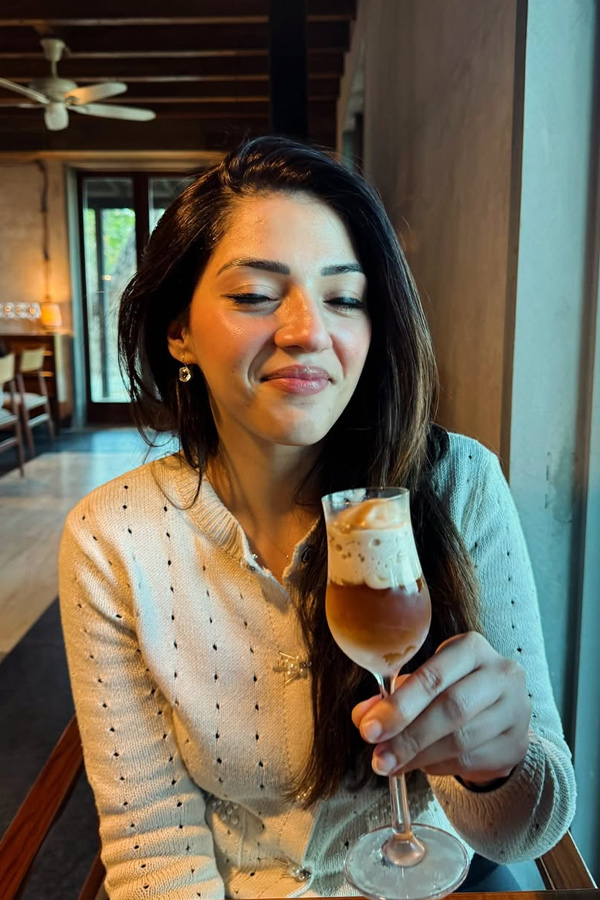 Actress Mehreen Pirzada enjoying vacation Photos8