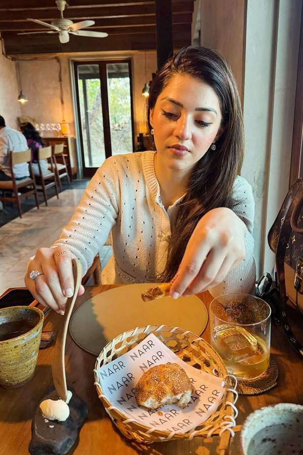 Actress Mehreen Pirzada enjoying vacation Photos9