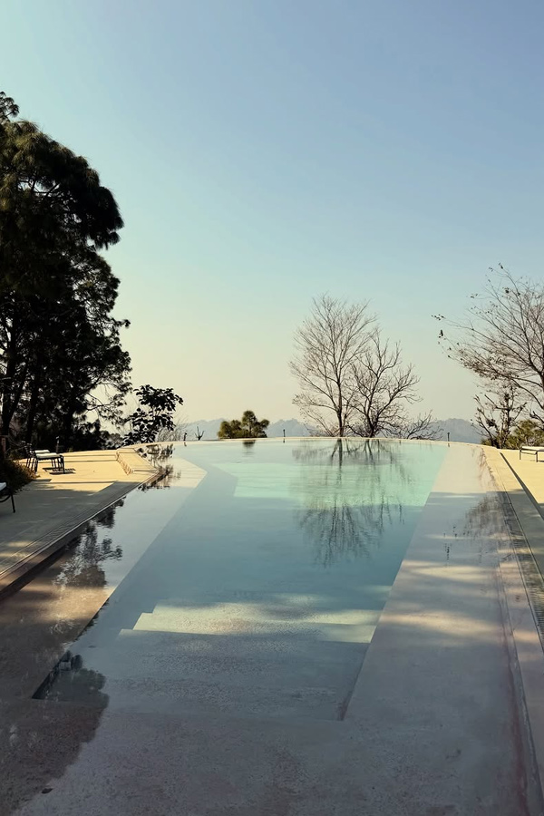 Actress Mehreen Pirzada enjoying vacation Photos10