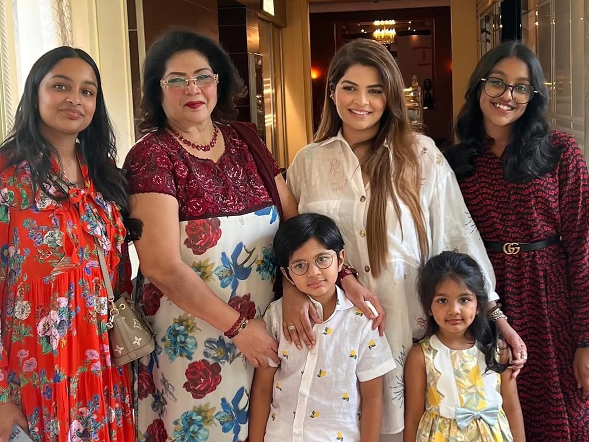 Vishnu Manchu wife Viranica Birthday wishes to Her mother with beautiful Photos19