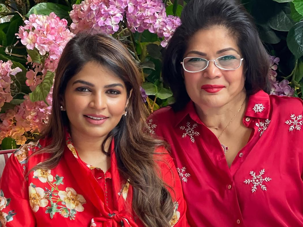 Vishnu Manchu wife Viranica Birthday wishes to Her mother with beautiful Photos5