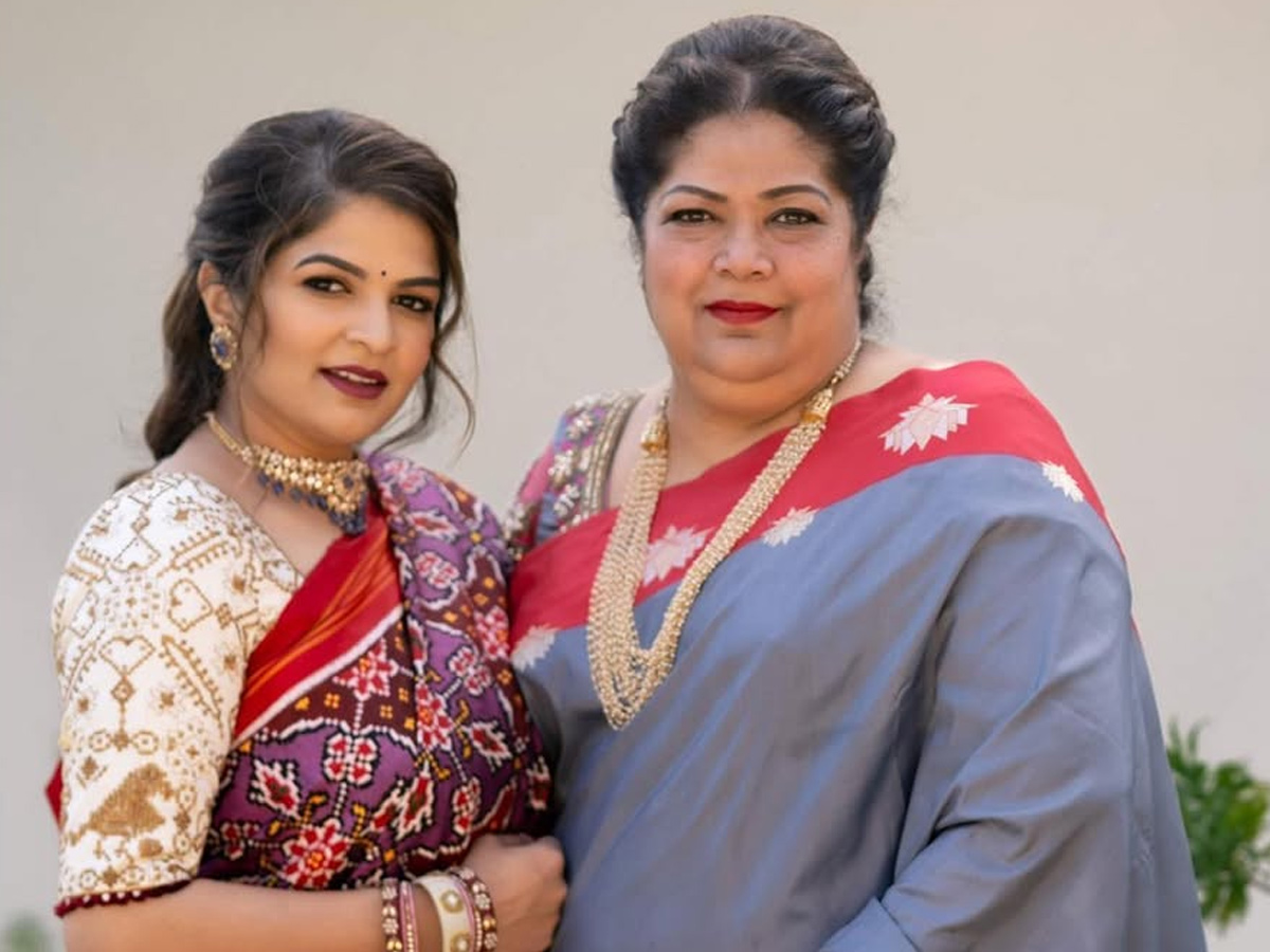 Vishnu Manchu wife Viranica Birthday wishes to Her mother with beautiful Photos6