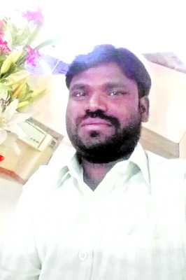 మెడికల్‌ షాపులోకి దూసుకెళ్లిన లారీ1