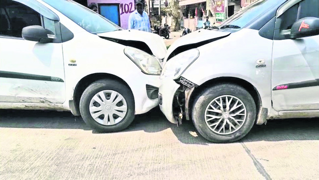 కారుతో ఢీకొట్టి.. కత్తులతో వీరంగం 1