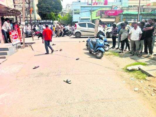 కారుతో ఢీకొట్టి.. కత్తులతో వీరంగం 2