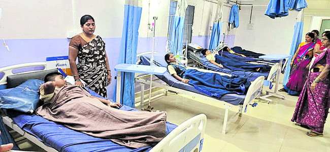 డీసీఎంను ఢీకొట్టిన స్కూల్‌ బస్సు 1