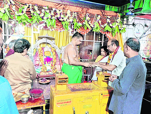 స్వర్ణ కవచాలతో రామయ్య దర్శనం1