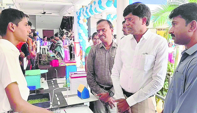 సొంత స్థలం ఉన్న వారు ఇంటిని నిర్మించుకునేలా గత బీఆర్‌ఎస1