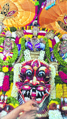 సింహ వాహనంపై బ్రహ్మాండ నాయకుడు 2