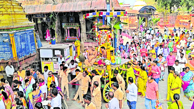 సింహ వాహనంపై బ్రహ్మాండ నాయకుడు 1