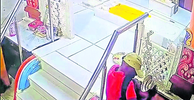 వెండి శఠగోపం అపహరణ 1