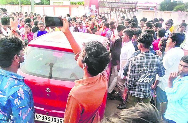 బాత్రూమ్‌కు వెళ్లాలా.. షుగర్‌ టెస్ట్‌ రిపోర్ట్‌ తీసుకుర1