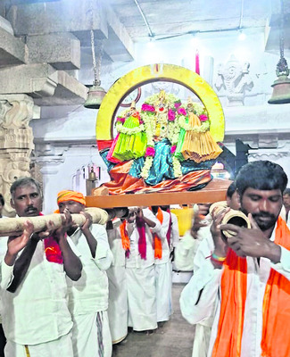 సూర్యప్రభ వాహనంపై ఊరేగిన రంగనాథుడు 1