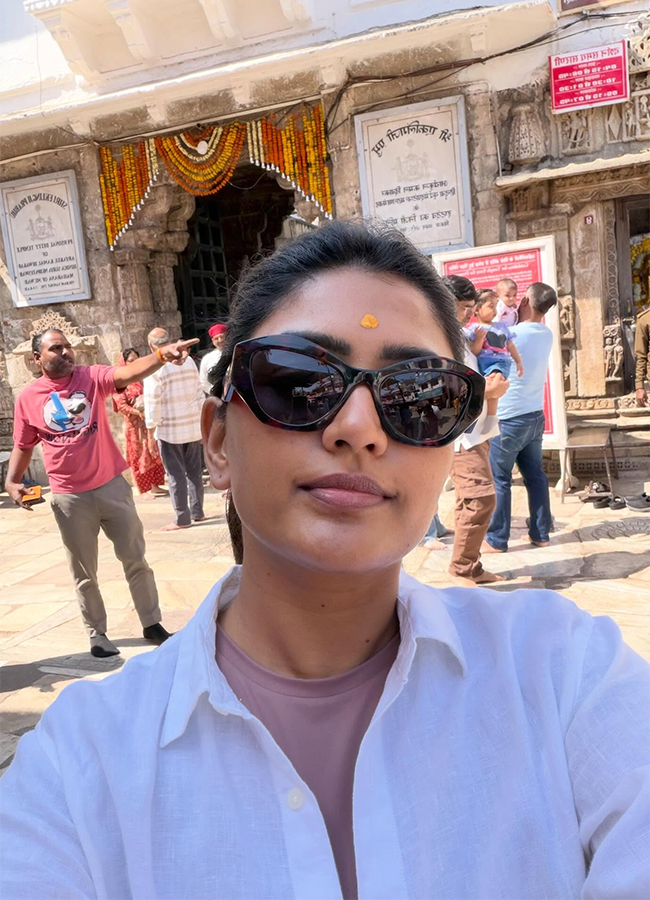 Eesha Rebba And Tharun Bhascker Rashmika Mandanna Wedding11